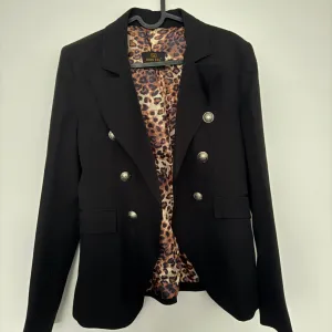 Moderan crni sako, veličina 38