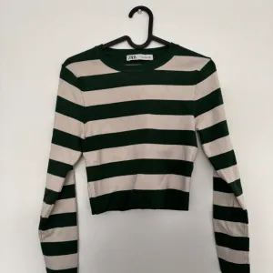 ZARA prugasti crop top dzemper