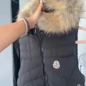 Moncler prsluk/ dugačak sa prirodnim krznom