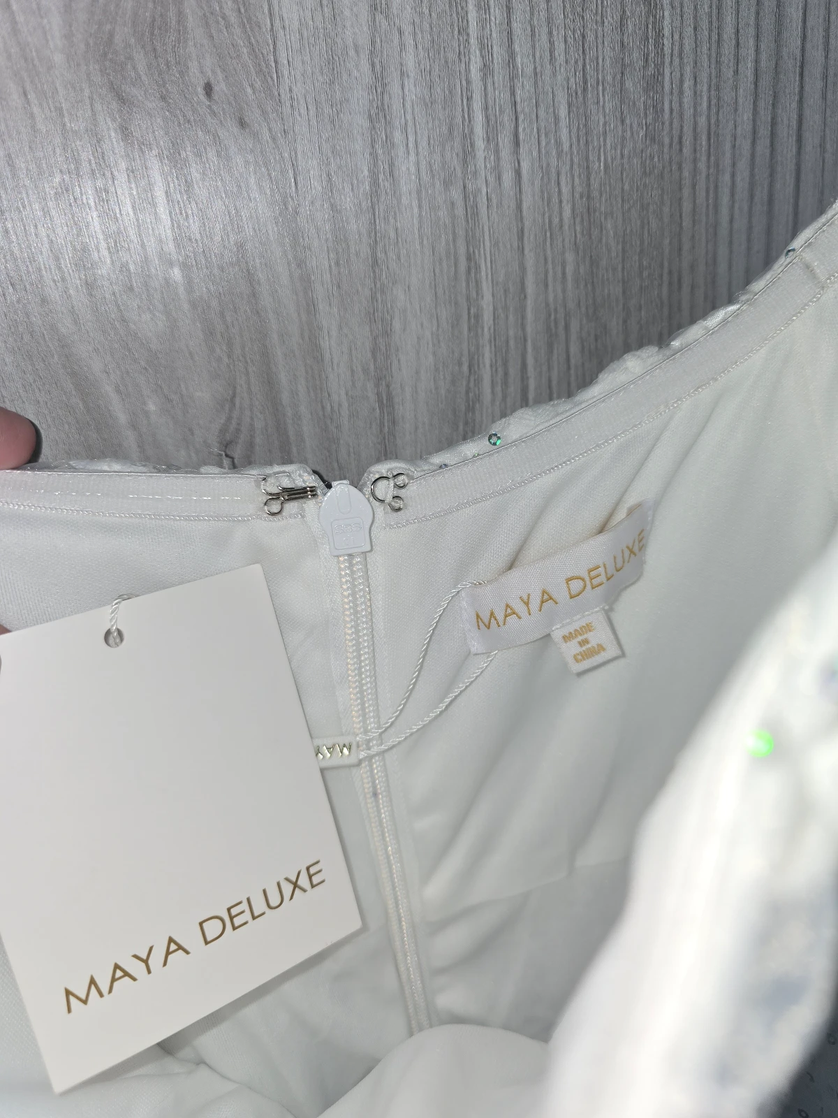 Maya deluxe nova sa etiketom