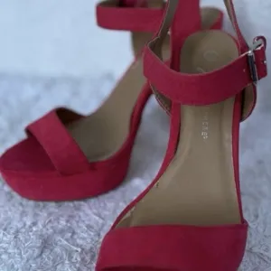 Roze sandale na štiklu