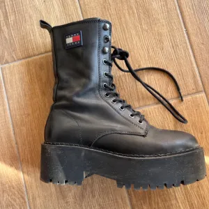 Tommy Hilfiger čizme