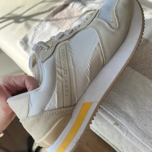 Tommy Hilfiger patike 39