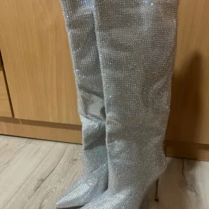 Šljokičave čizme na štiklu