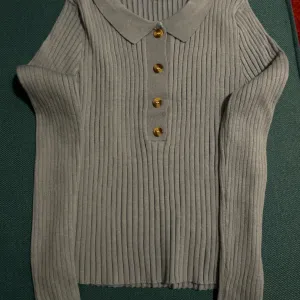 Plavi džemper sa dugmićima — veličina M