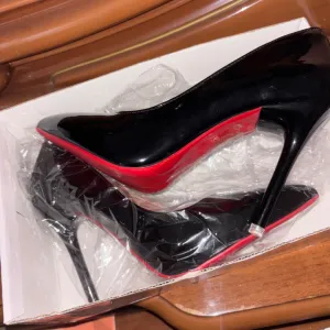 Crveni djon (Christian Louboutin dupe)