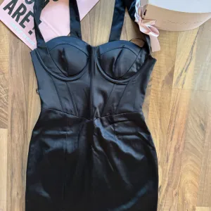 Satenska mini suknja