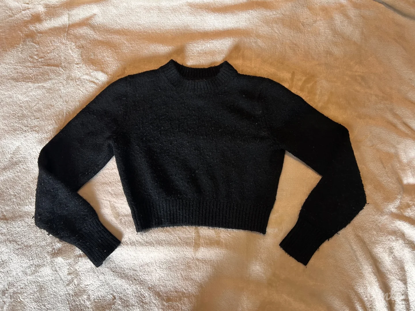 Ženski crni džemper