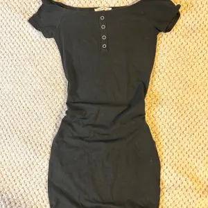 Crna haljina kratkih rukava