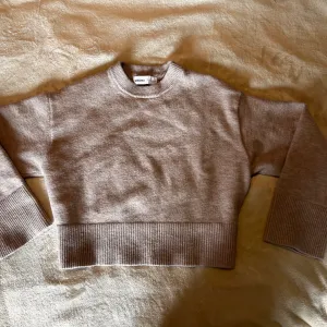 Ženski krem džemper