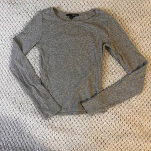 Siva majica dugih rukava