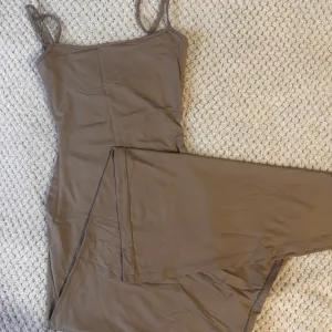 Nude haljina bershka