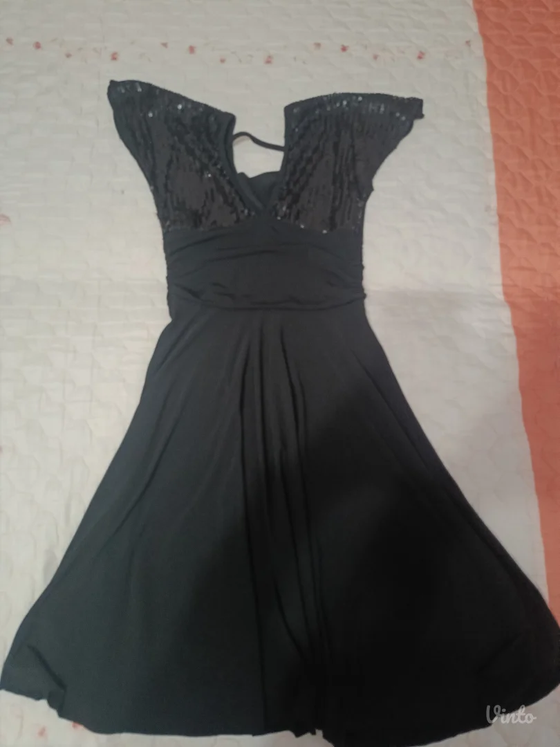 Crna ženska haljina