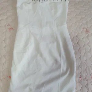 Bela haljinica