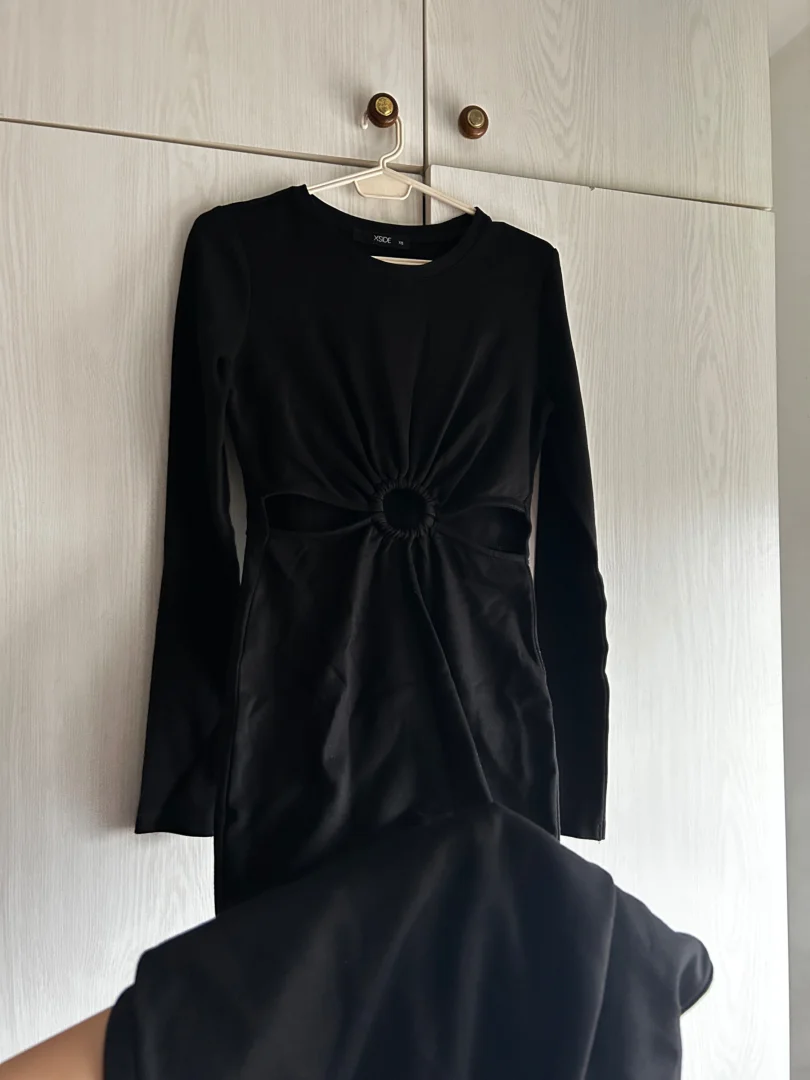 Crna duza haljina sa prorezom