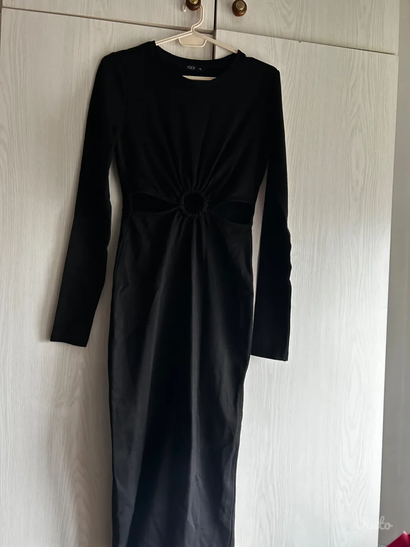 Crna duza haljina sa prorezom