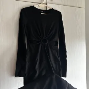 Crna duza haljina sa prorezom