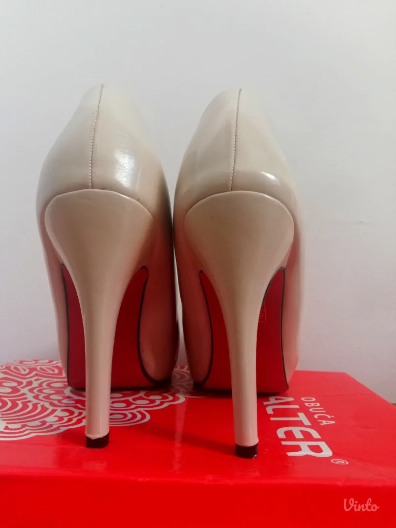 Bež cipele sa crvenim đonom 37 broj