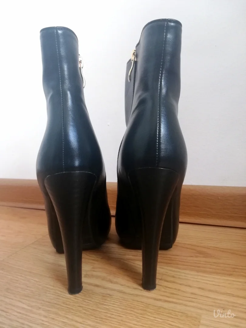 Crne čizme broj 37