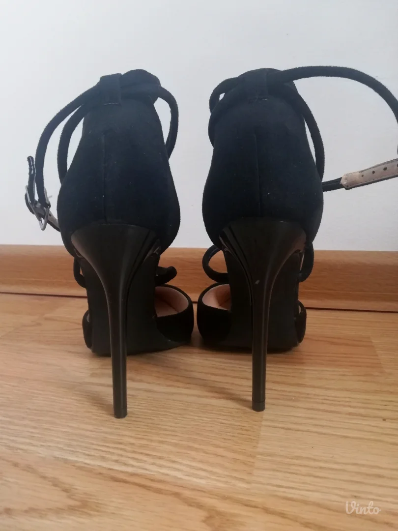 NOVO Crne sandale sa trakicama 37 broj