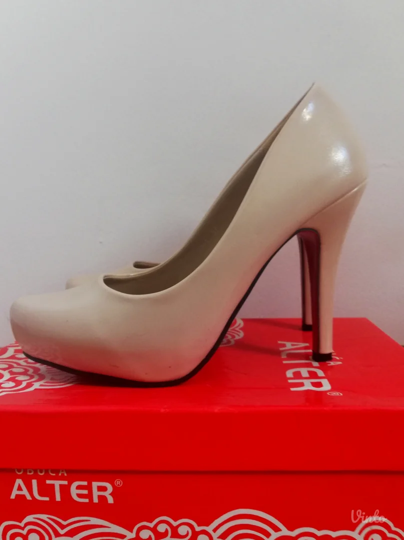 Bež cipele sa crvenim đonom 37 broj