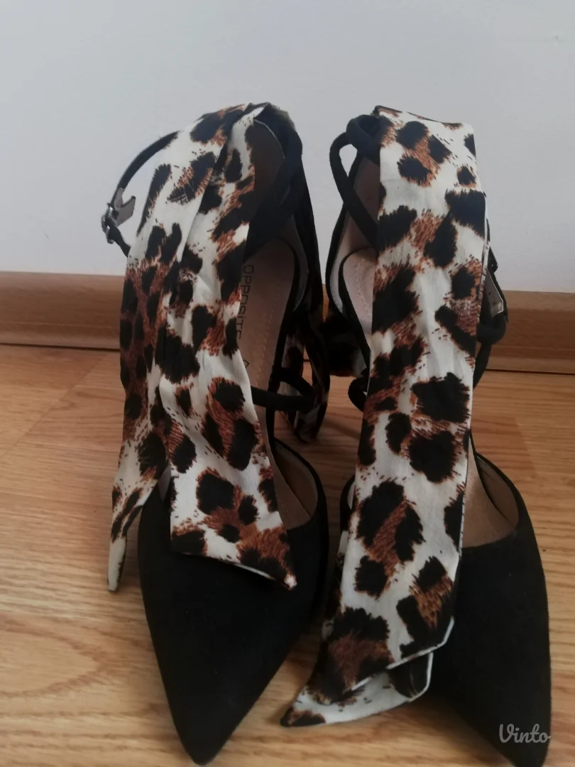 NOVO Crne sandale sa trakicama 37 broj