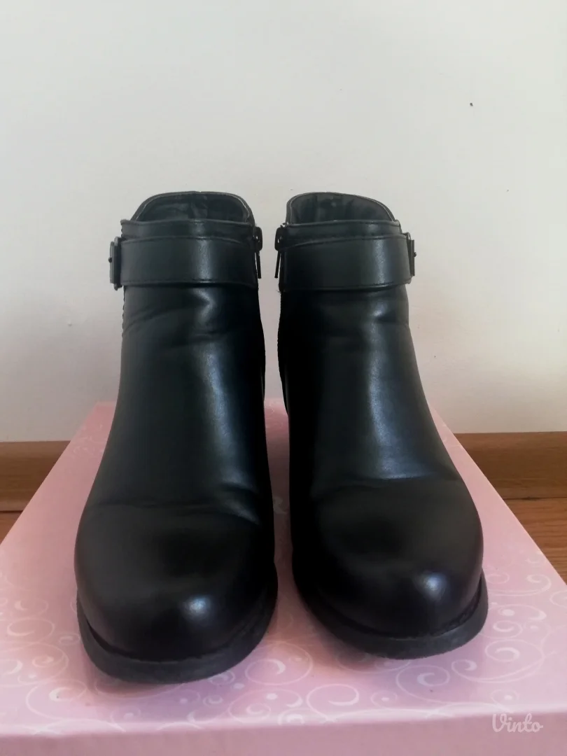 Crne Čizmice 38 broj