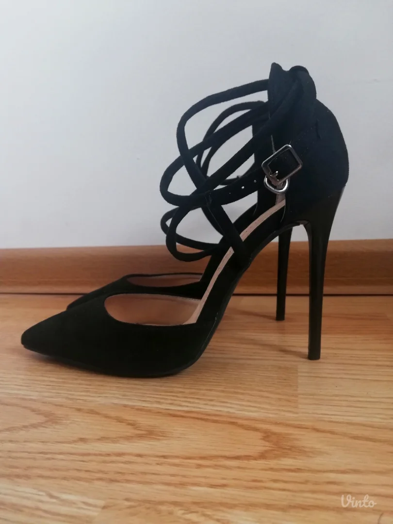 NOVO Crne sandale sa trakicama 37 broj