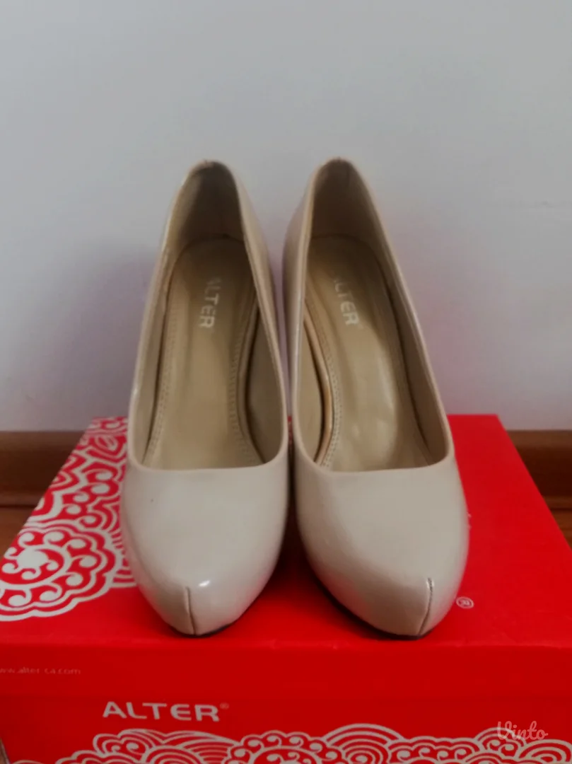 Bež cipele sa crvenim đonom 37 broj