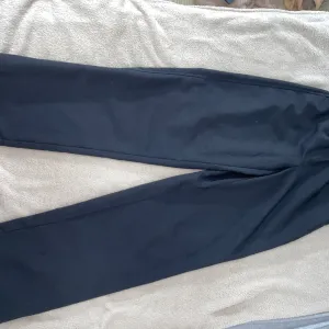 Siroke crne pantalone