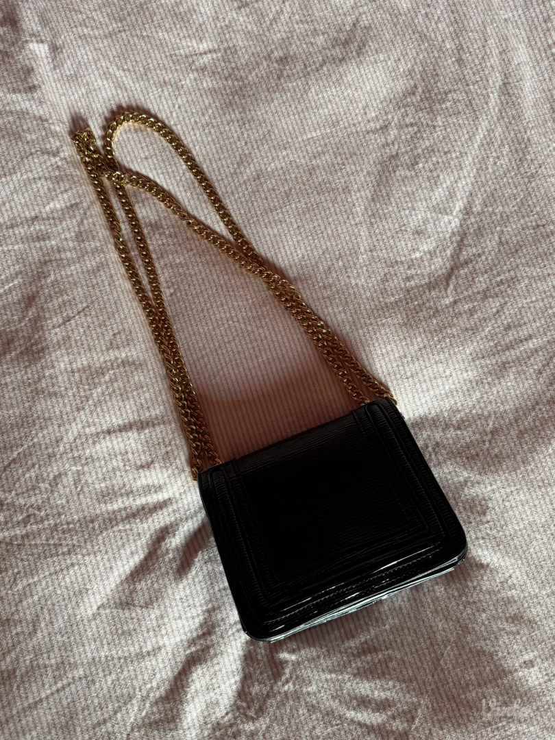 Mala crna lakovana torba- Carpisa