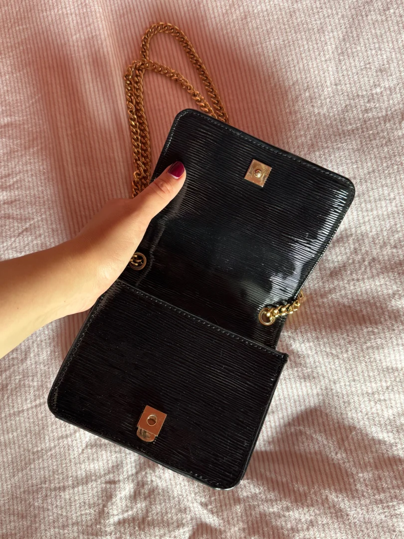 Mala crna lakovana torba- Carpisa