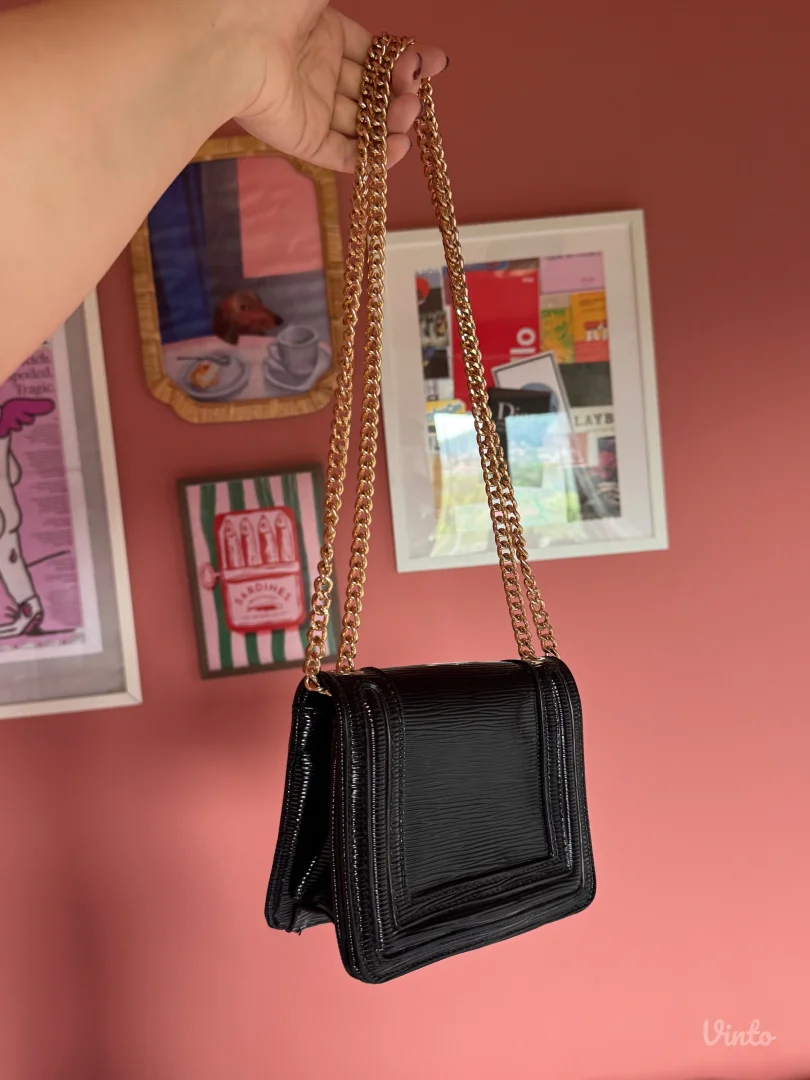 Mala crna lakovana torba- Carpisa