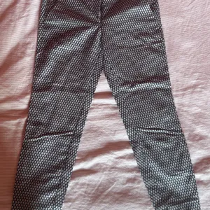 Kapri pantalone- Teget-Roze- Mohito
