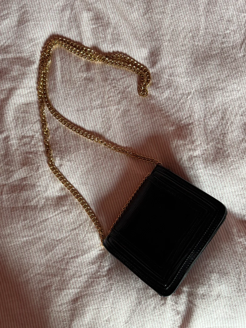 Mala crna lakovana torba- Carpisa