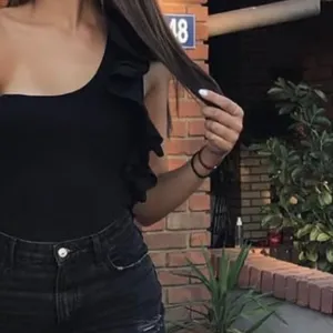 Crni bodi na jedno rame