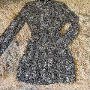 Strukirana haljina sa naramenicama