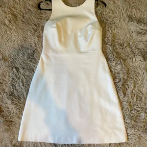 Zara bela kratka haljina