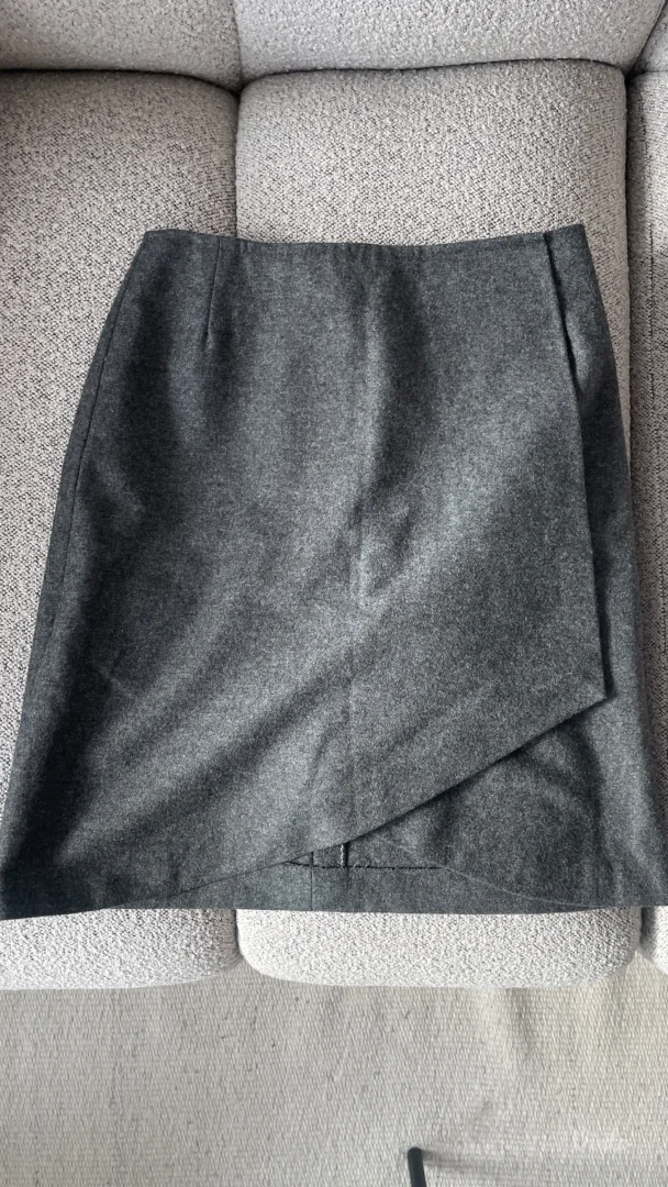 Siva suknja visokog struka