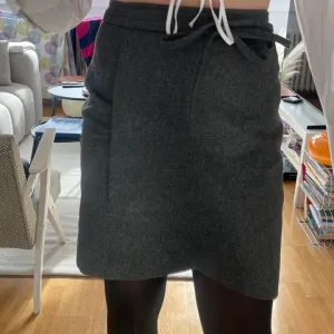 Siva suknja visokog struka