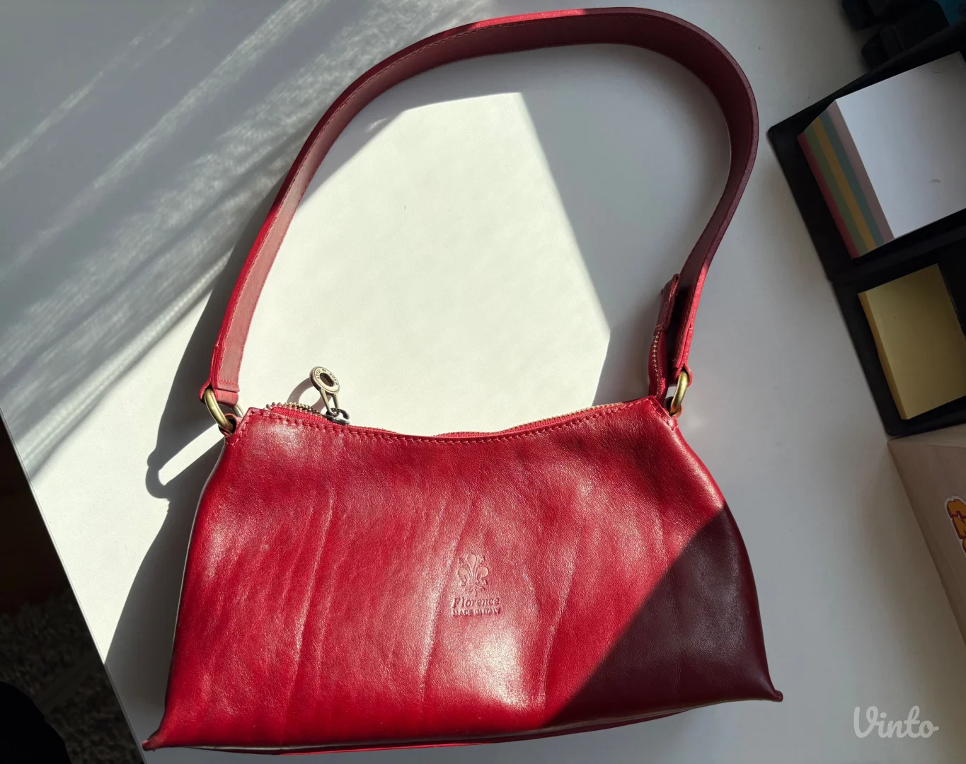 Crvena kožna torba