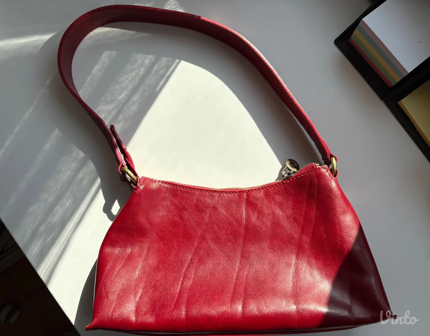 Crvena kožna torba