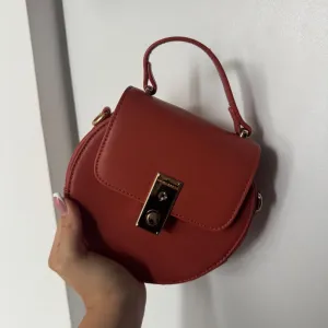 upečatljiva torbica