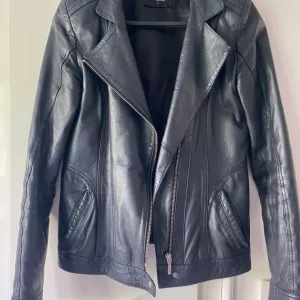 Crna Kožna Jakna