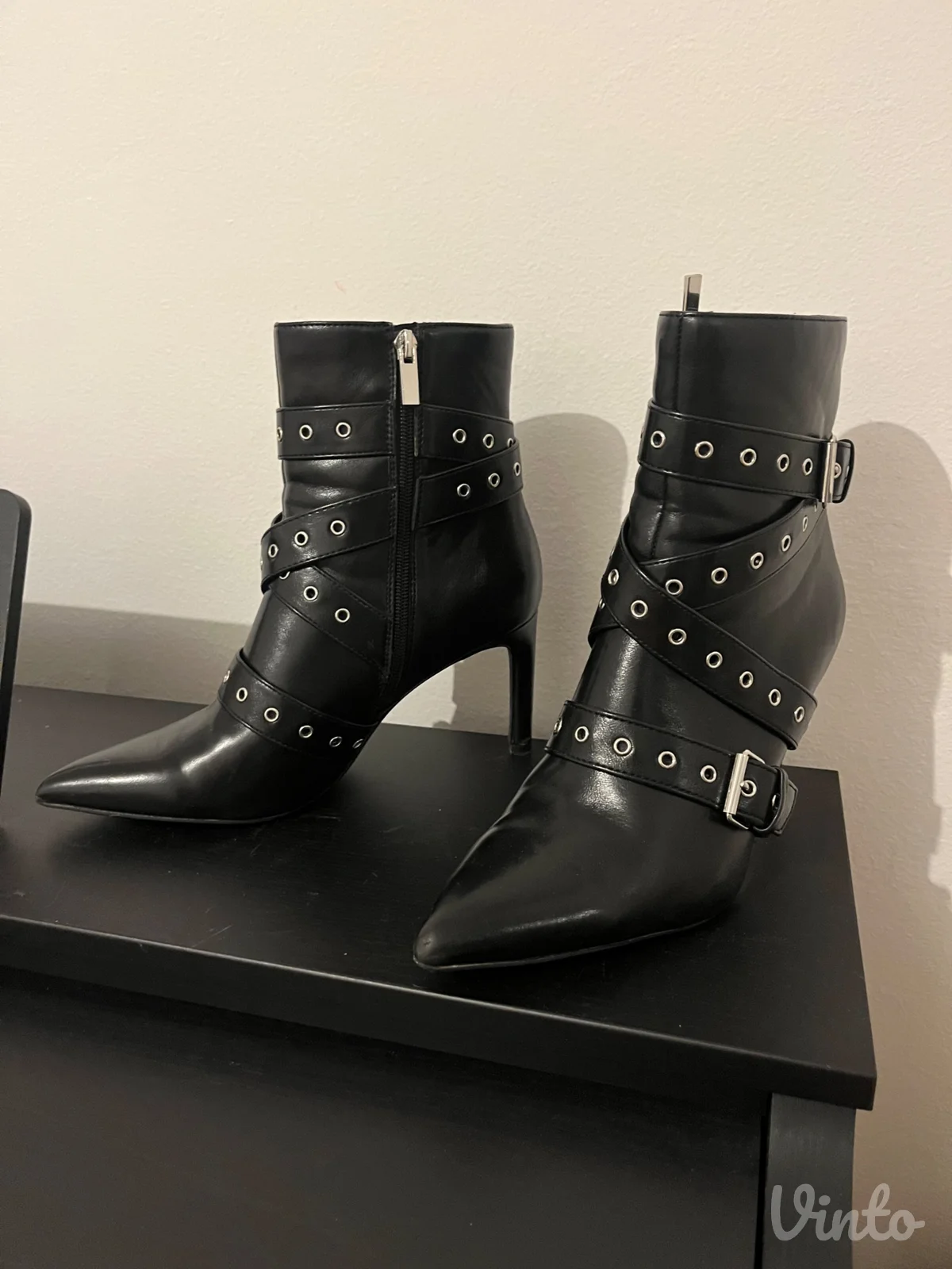 Bershka čizmice sa kaiševima