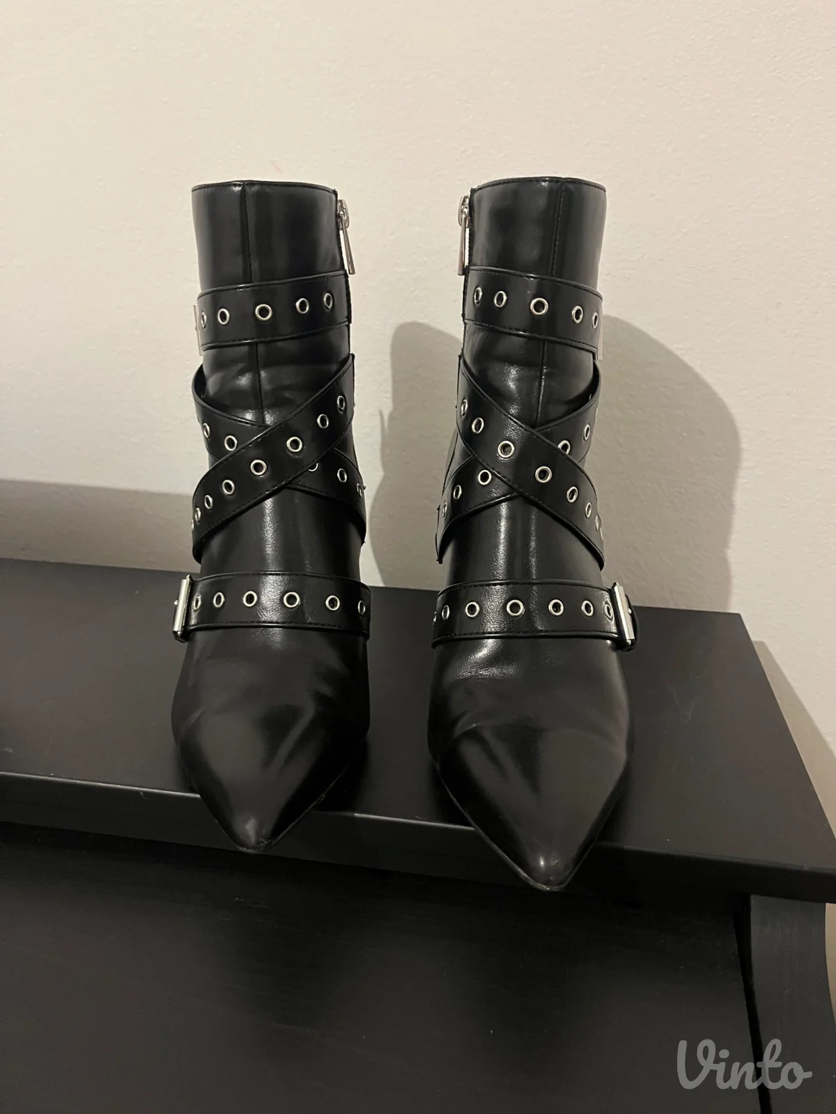 Bershka čizmice sa kaiševima