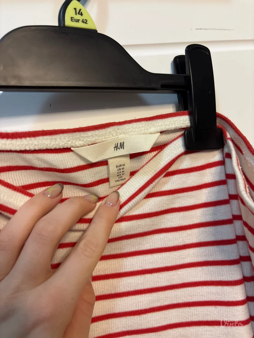 H&M pamučna off shoulder majica na pruge