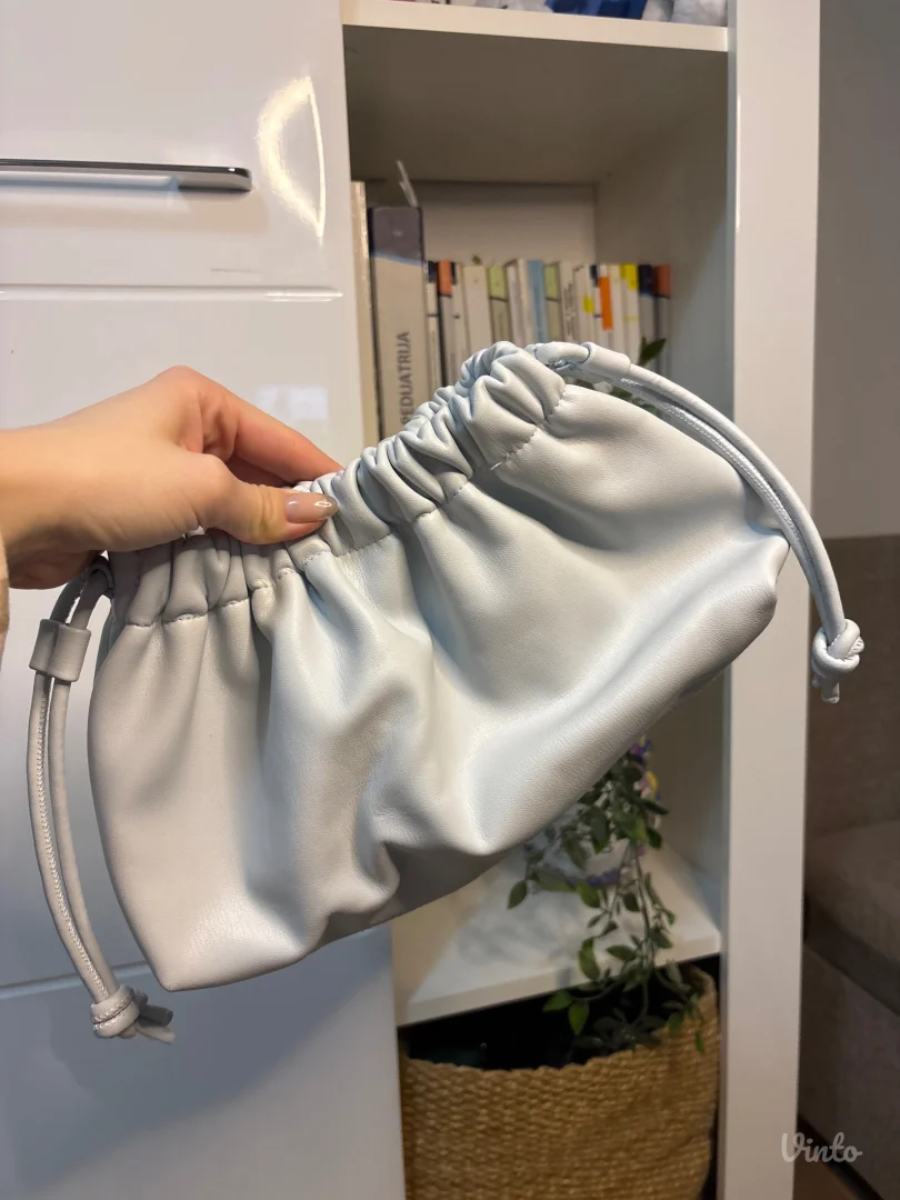 H&M svetlo plava torbica