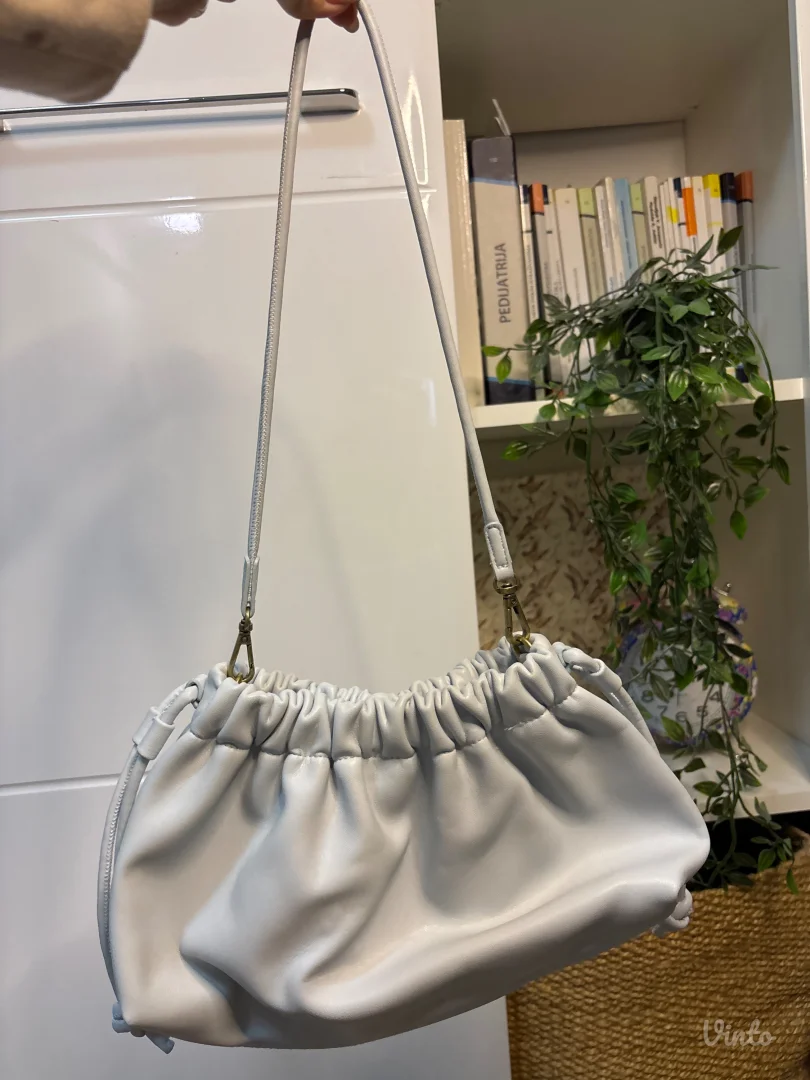 H&M svetlo plava torbica