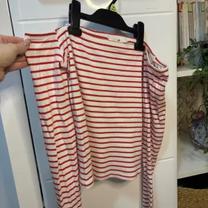 H&M pamučna off shoulder majica na pruge